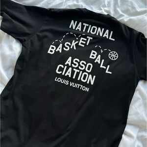 ✨AUTHENTIC✨ Louis Vuitton x NBA LV Virgil National
Association Black Tee